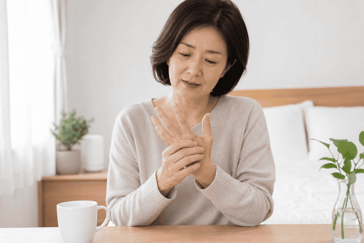 "일어나면 손가락이 꽉 잠긴 것 같아요" — 아침 강직과 붓기, 류마티스와 퇴행성 관절염을 구분하는 법