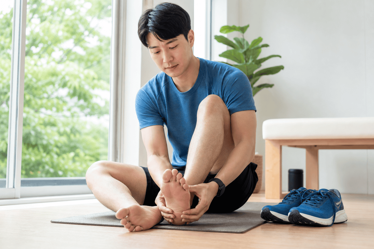 "5km 뛰고 나면 발바닥이 욱신욱신해요" — 아침 첫발이 찌릿한 그 통증, 쉰다고 해결되지 않는 이유
